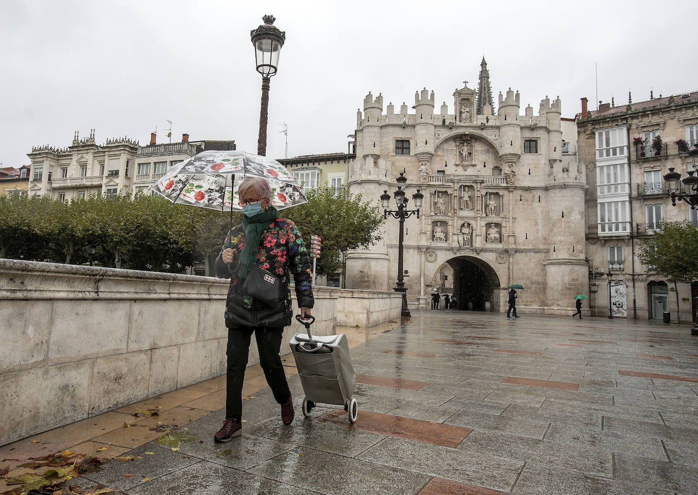 Fotos: La lluvia marca el primer día de confinamiento en Burgos