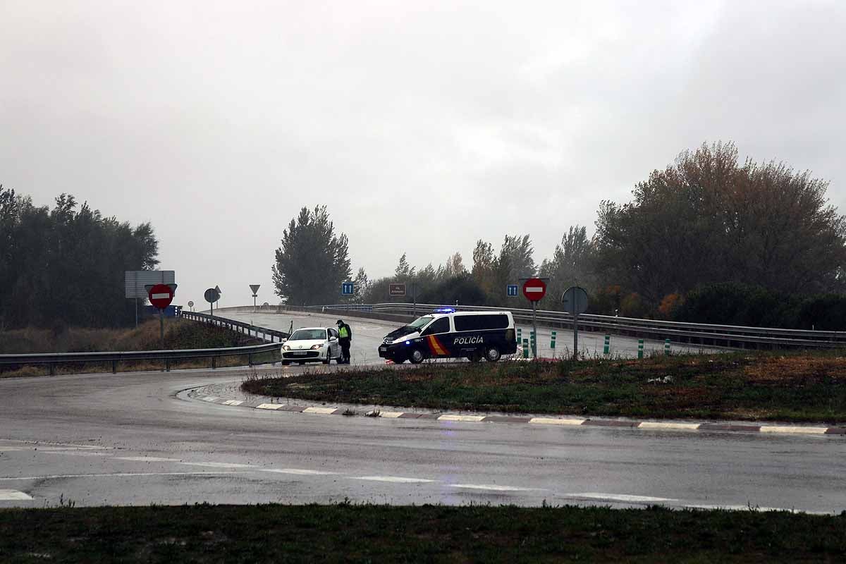 Controles de la Policía Local en el primer día de confinamiento en Burgos. 