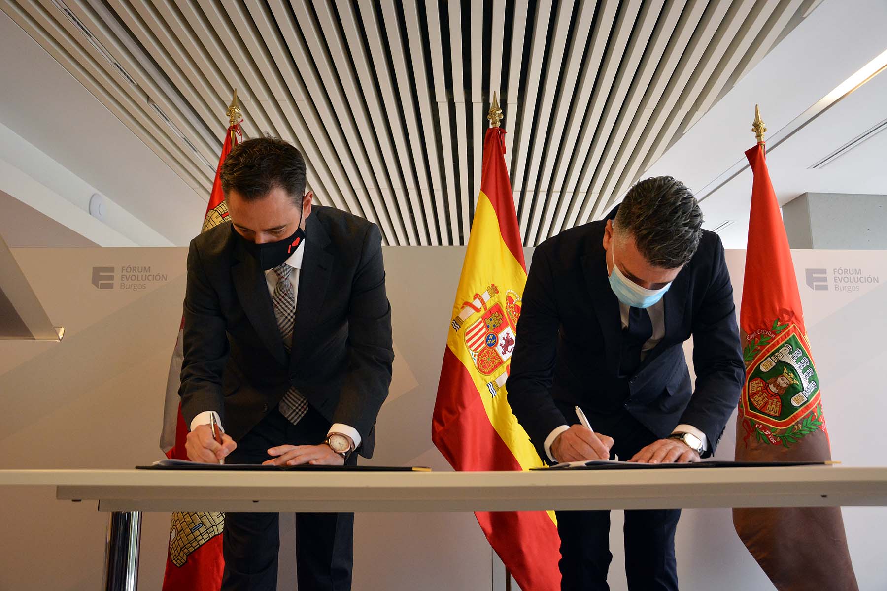 Fotos: PSOE y CS firman el pacto de gobierno en el Ayuntamiento de Burgos