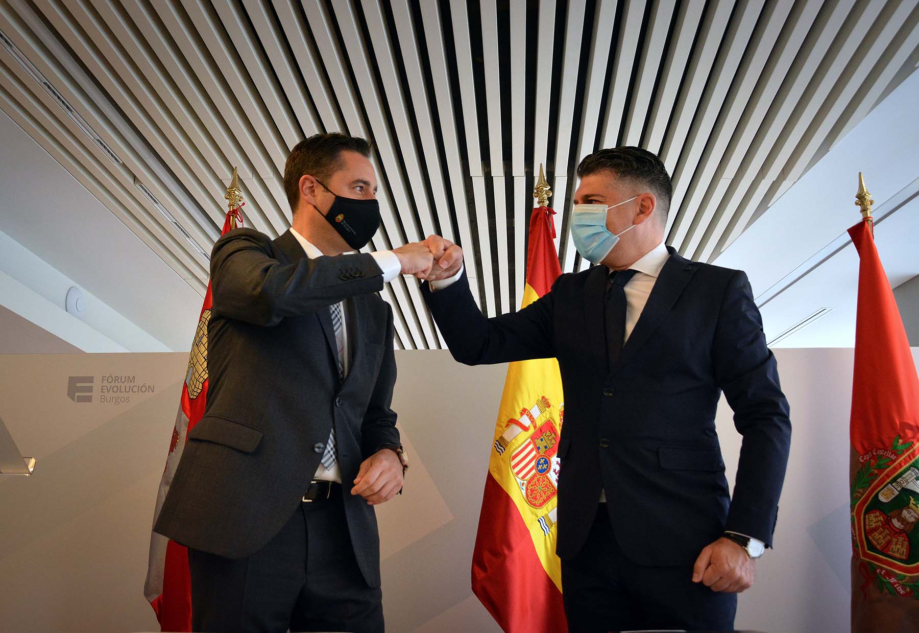 Fotos: PSOE y CS firman el pacto de gobierno en el Ayuntamiento de Burgos