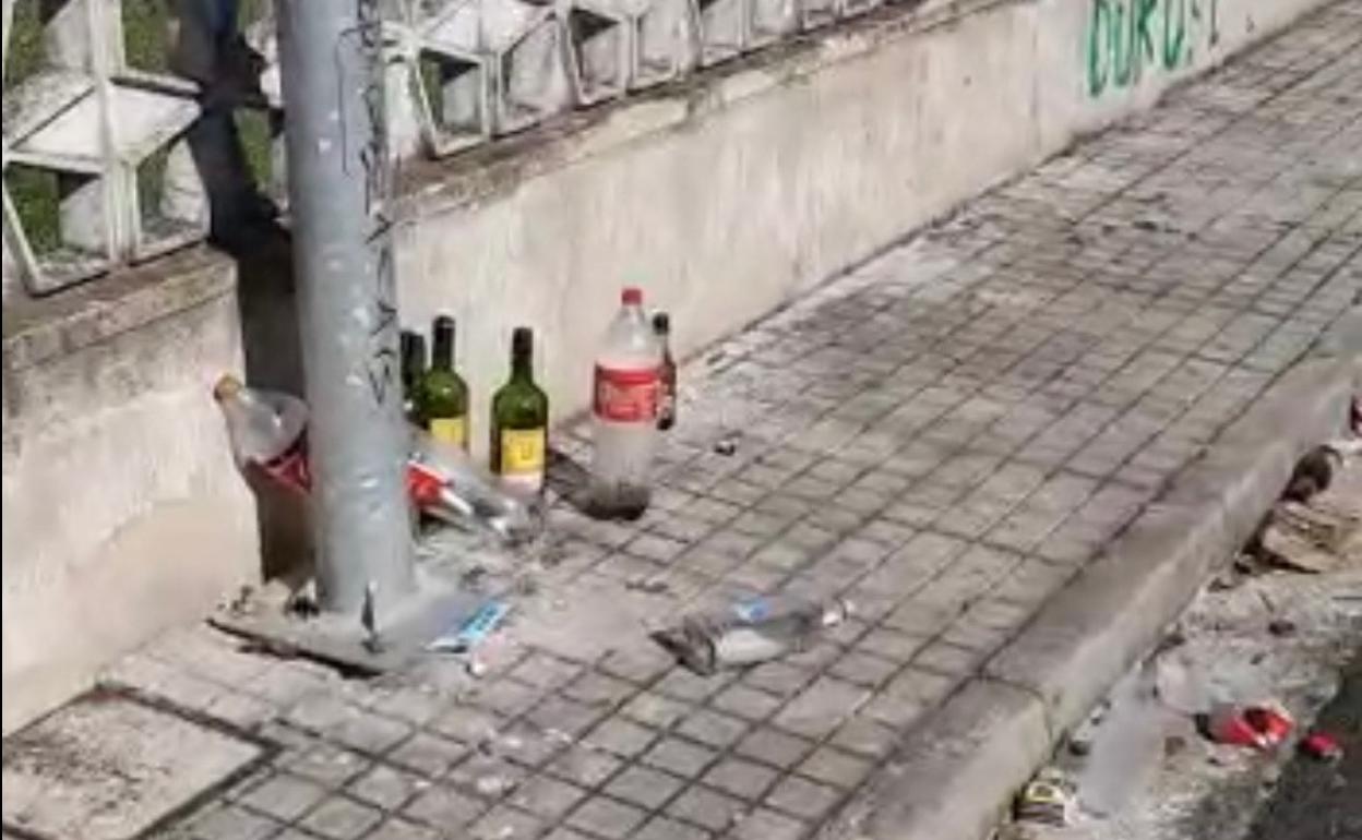 Restos de un botellón en Valle de Mena. 