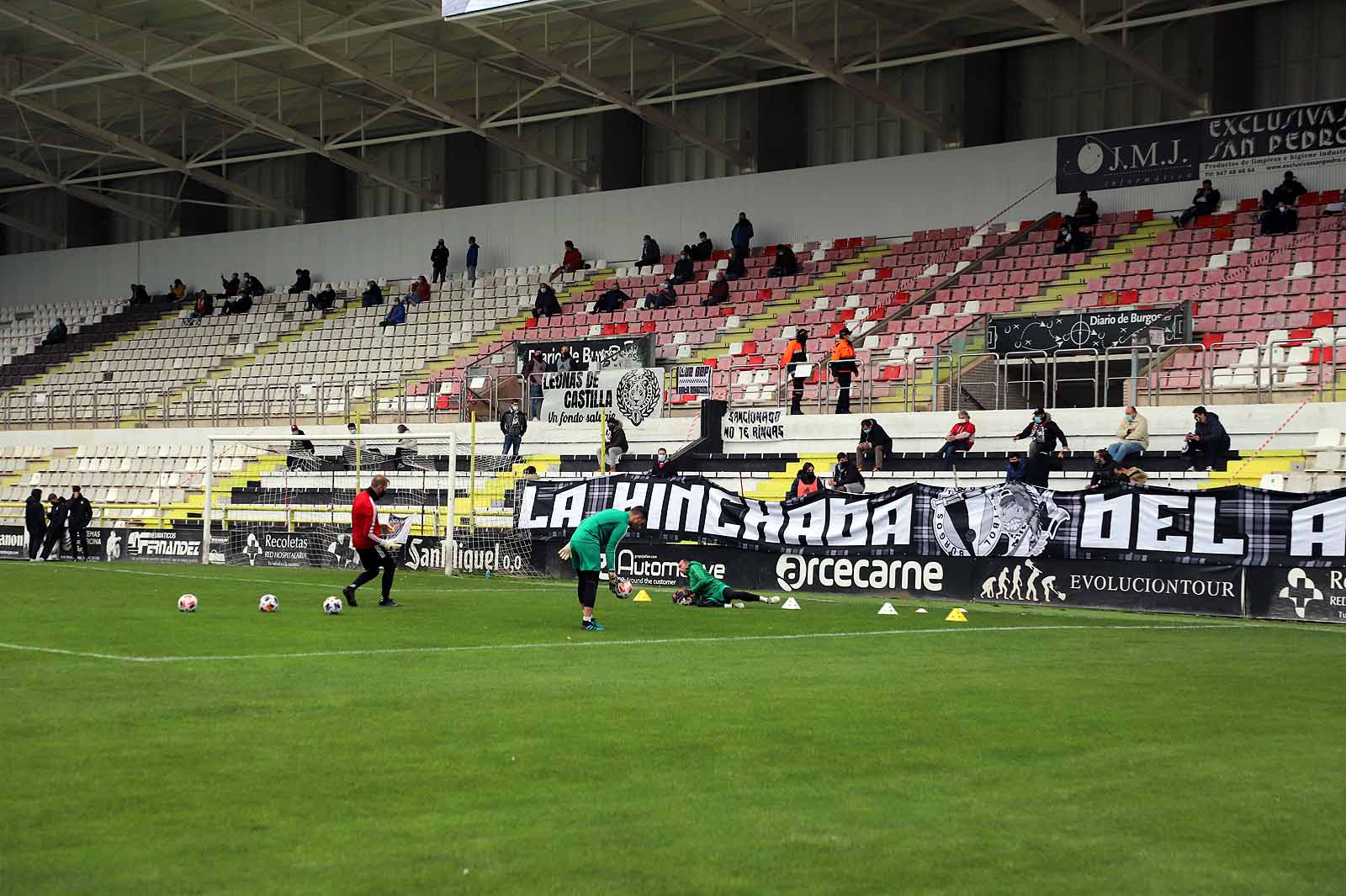 Alrededor de 800 personas vieron el encuentro entre el Burgos C. F. y el Sporting B.