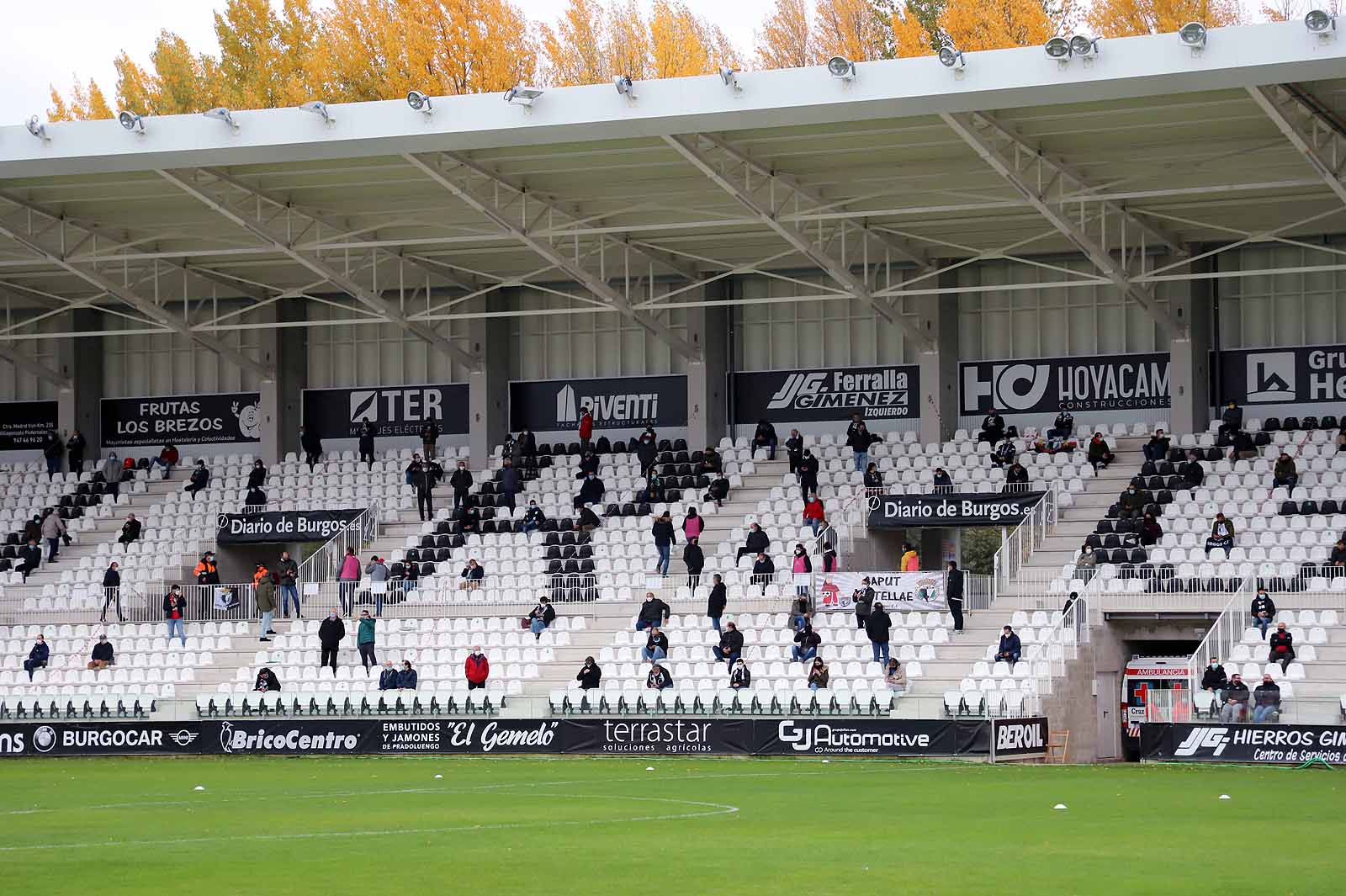 Alrededor de 800 personas vieron el encuentro entre el Burgos C. F. y el Sporting B.