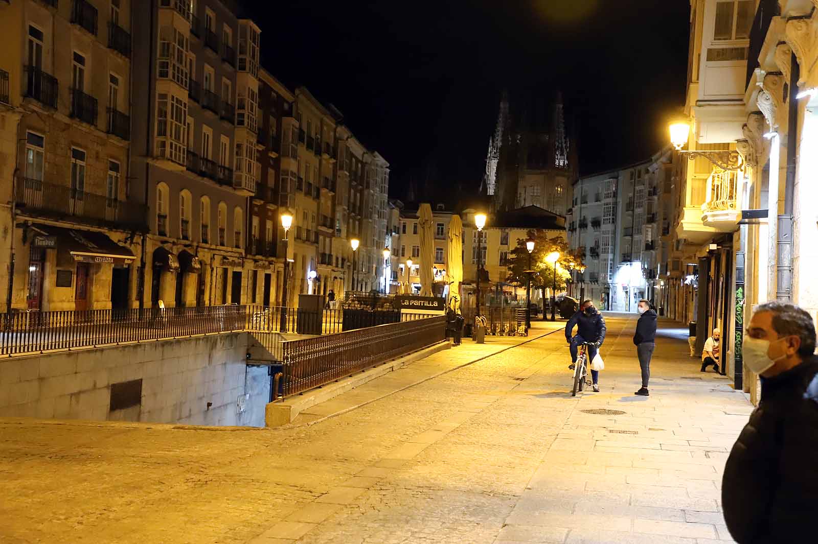 Fotos: El &#039;toque de queda&#039; devuelve a los burgaleses a sus hogares