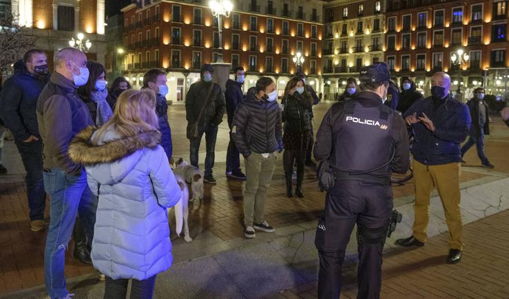 Una veintena de sancionados en Valladolid por protestar después de las 22:00 contra el toque de queda