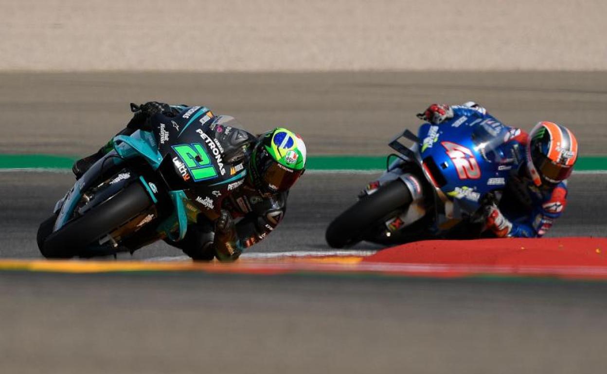 Francco Morbidelli y Álex Rins, durante la carrera. 