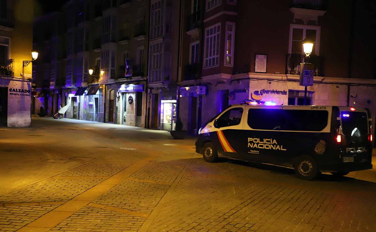 La Policía Nacional por las calles de Burgos en la primera noche del toque de queda. 