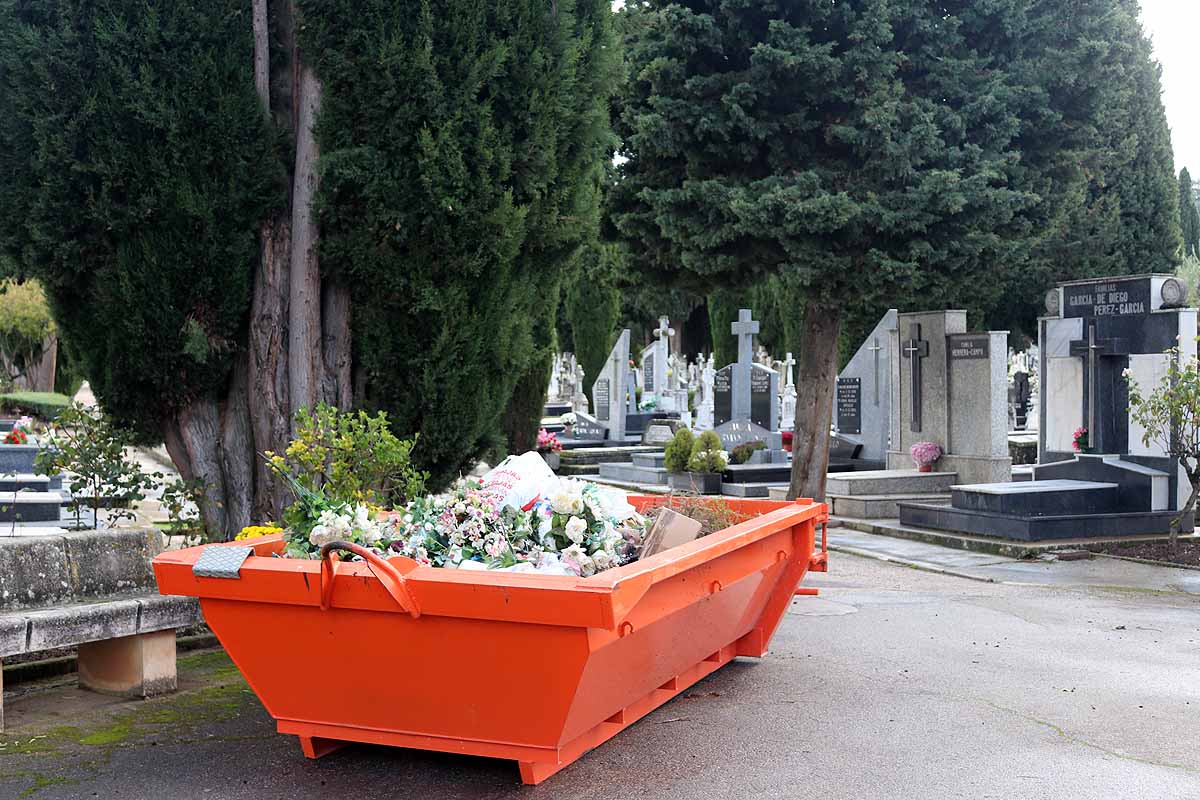 Los burgaleses han adelantado la limpieza de tumbas y la entrega de flores para evitar las restricciones del Día de Todos los Santos. 