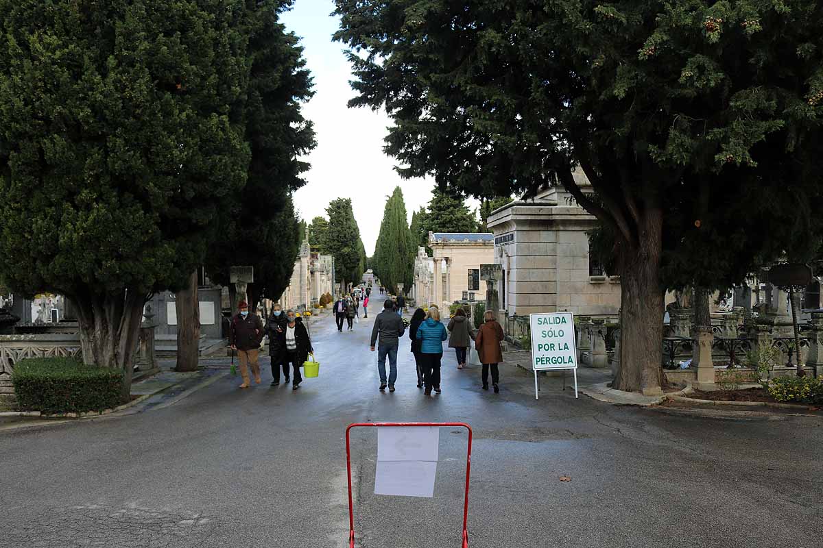 Los burgaleses han adelantado la limpieza de tumbas y la entrega de flores para evitar las restricciones del Día de Todos los Santos. 