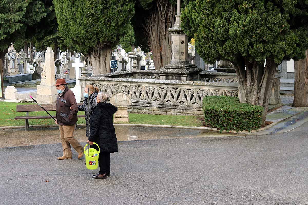 Los burgaleses han adelantado la limpieza de tumbas y la entrega de flores para evitar las restricciones del Día de Todos los Santos. 