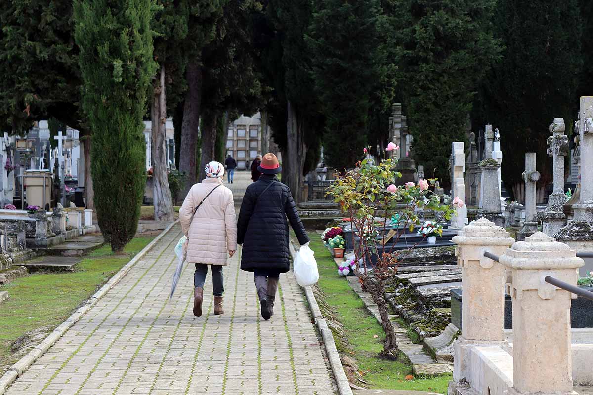 Los burgaleses han adelantado la limpieza de tumbas y la entrega de flores para evitar las restricciones del Día de Todos los Santos. 