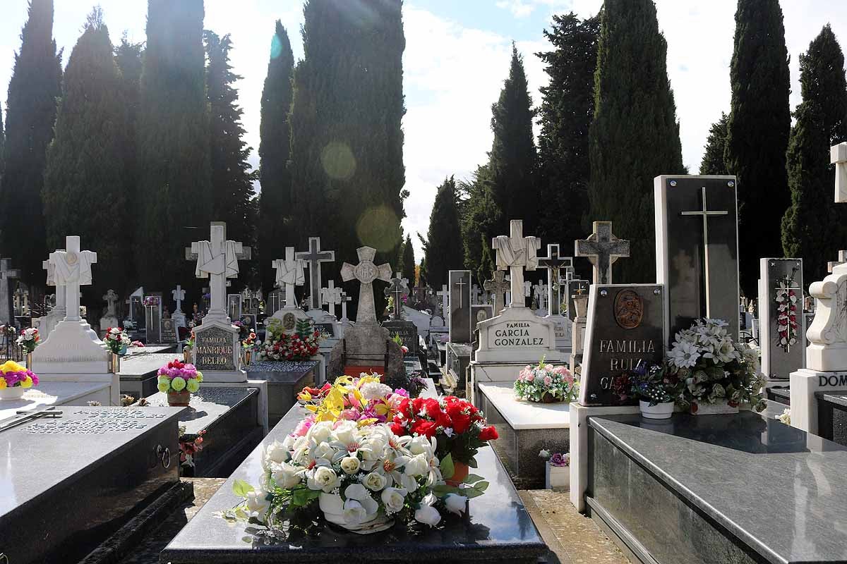 Los burgaleses han adelantado la limpieza de tumbas y la entrega de flores para evitar las restricciones del Día de Todos los Santos. 