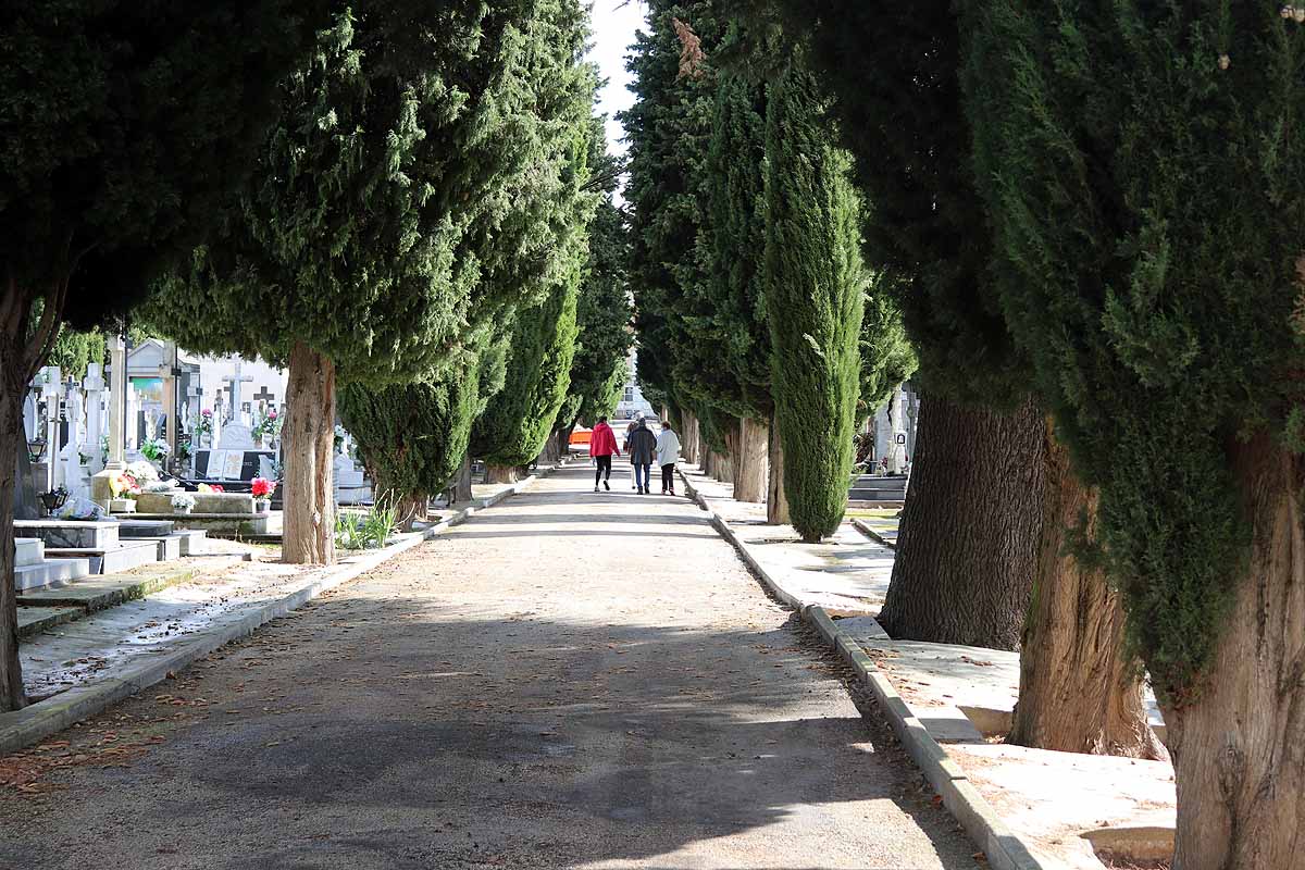 Los burgaleses han adelantado la limpieza de tumbas y la entrega de flores para evitar las restricciones del Día de Todos los Santos. 