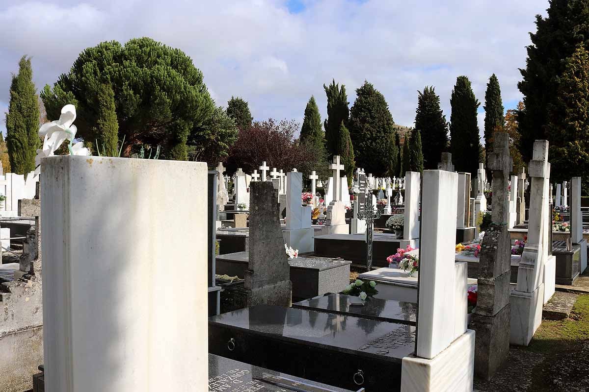 Los burgaleses han adelantado la limpieza de tumbas y la entrega de flores para evitar las restricciones del Día de Todos los Santos. 