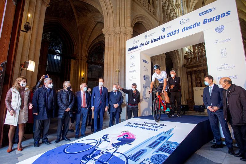 Presentación de la Vuelta 2021, a la que acudieron Fidel Herráez y Antonio Miguel Méndez Pozo, y el deán de la Catedral, Pablo González, entre otras personalidades. 