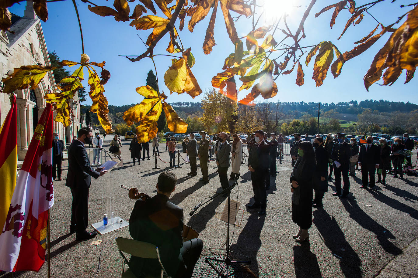 Fotos: Burgos rinde homenaje a los fallecidos durante la pandemia de covid con un placa en el cementerio