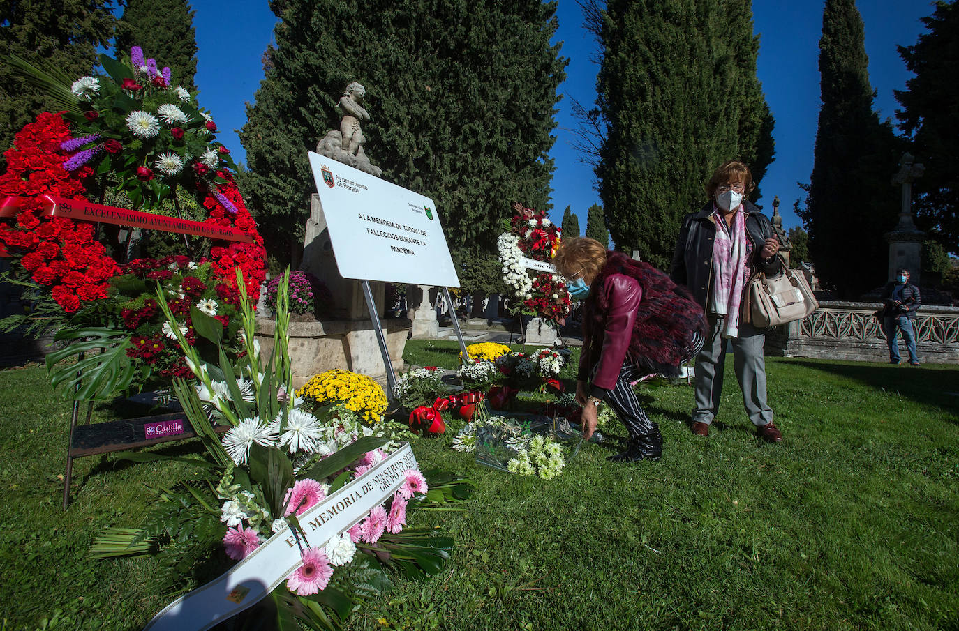 Fotos: Burgos rinde homenaje a los fallecidos durante la pandemia de covid con un placa en el cementerio