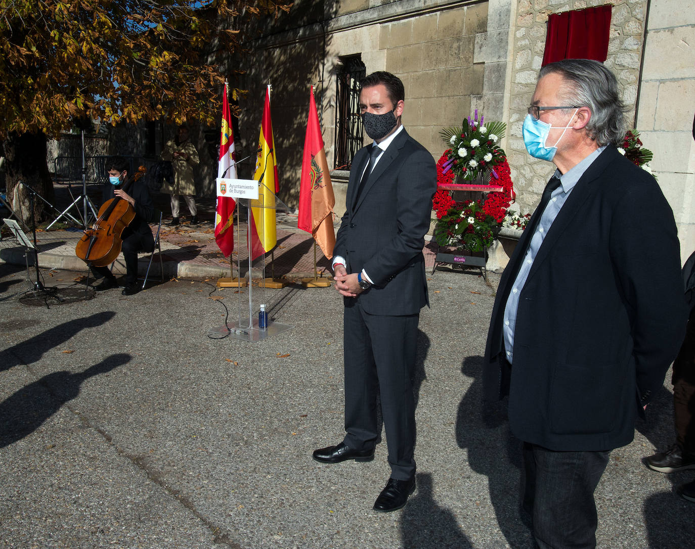 Fotos: Burgos rinde homenaje a los fallecidos durante la pandemia de covid con un placa en el cementerio