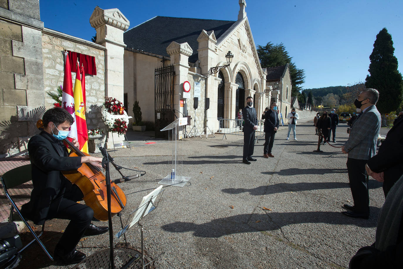 Fotos: Burgos rinde homenaje a los fallecidos durante la pandemia de covid con un placa en el cementerio