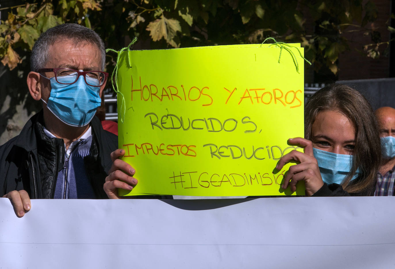 Fotos: Trabajadores y empresarios de la hostelería burgalesa protestan en la calle por la falta de apoyo al sector