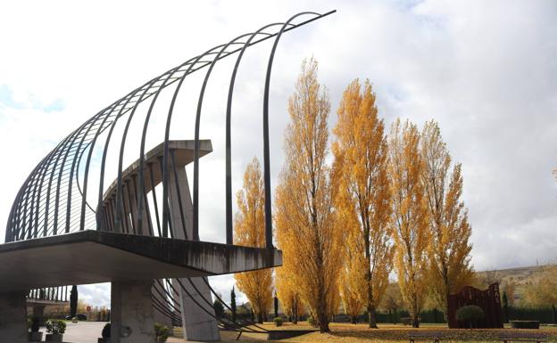 Imagen principal - El jardín de las cenizas del cementerio San José de Burgos. 