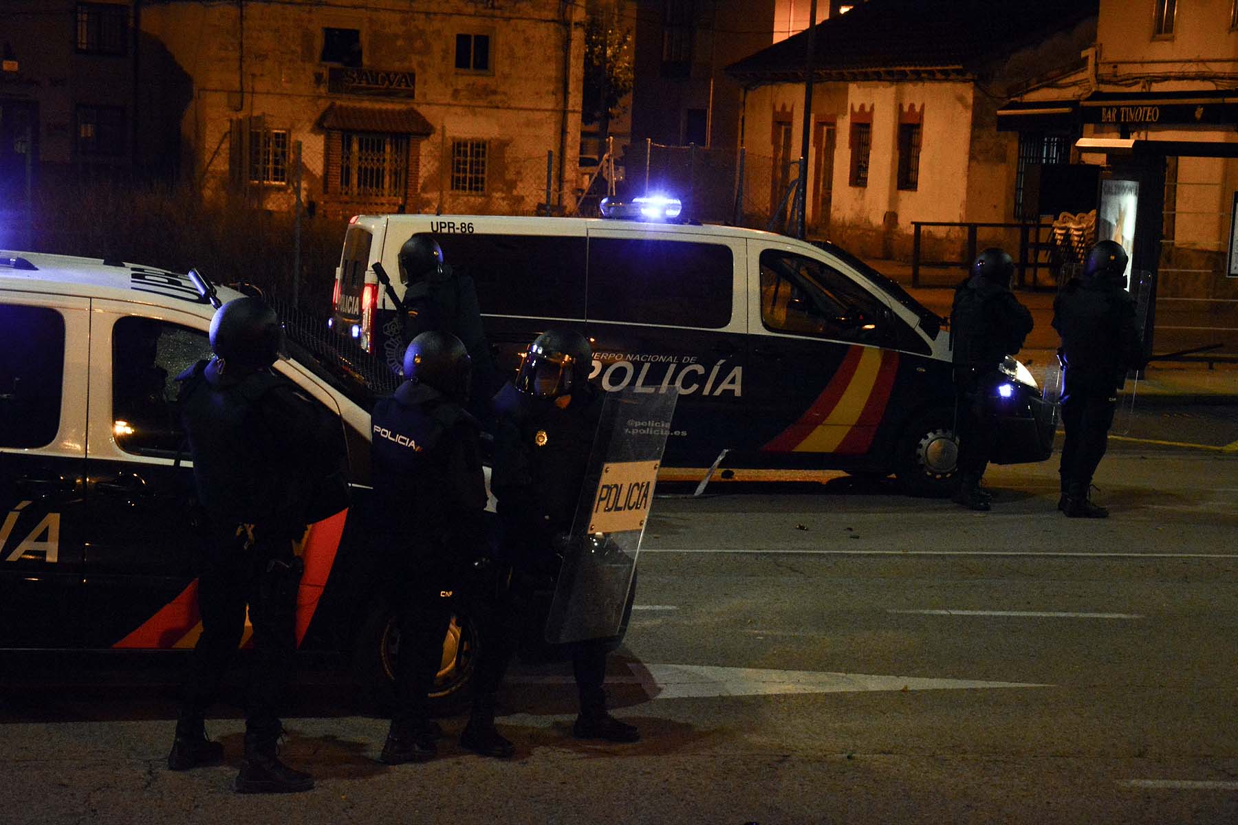 Fotos: La concentración contra las medidas anti covid acaba en batalla campal en Gamonal