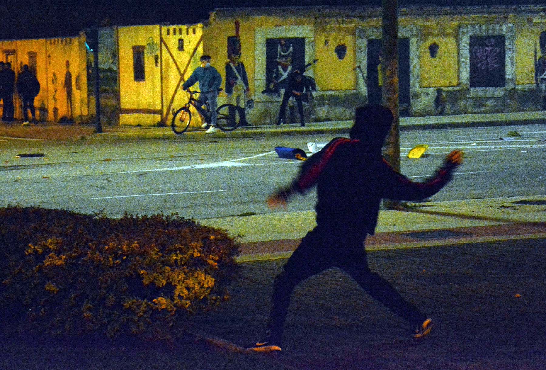 Fotos: La concentración contra las medidas anti covid acaba en batalla campal en Gamonal