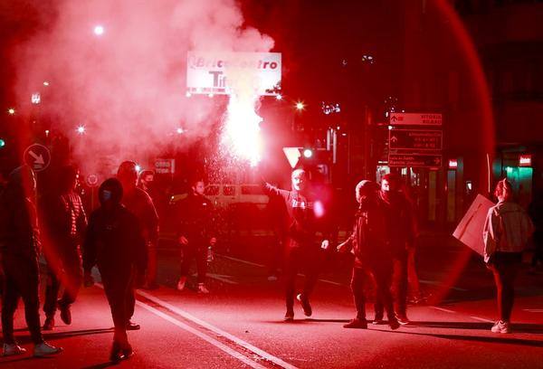 La concentración contra las medidas anticovid acaba en batalla campal en Gamonal