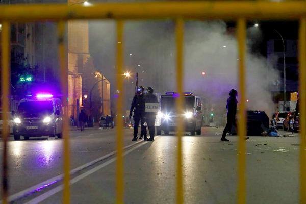 Fotos: La concentración contra las medidas anti covid acaba en batalla campal en Gamonal