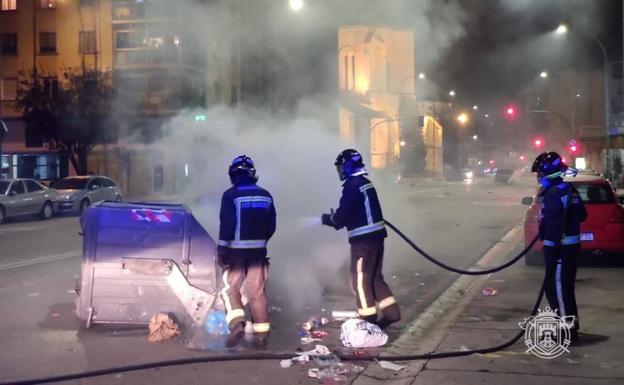 El viernes se salda con 44 contenedores quemados en Burgos