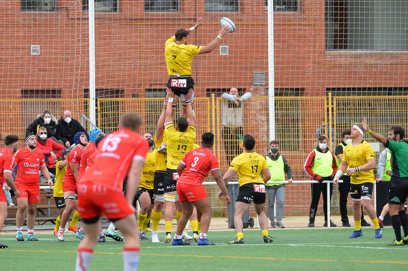 Fotos: El Ubu Bajo Cero consigue la primera victoria frente al Ampo Ordizia