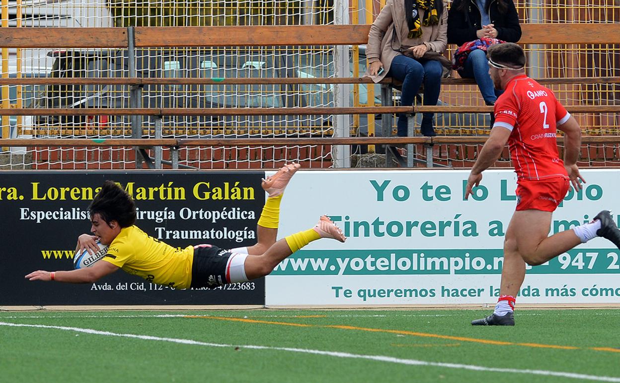 Nico Rocaries se lanza para conseguir el ensayo de la victoria.