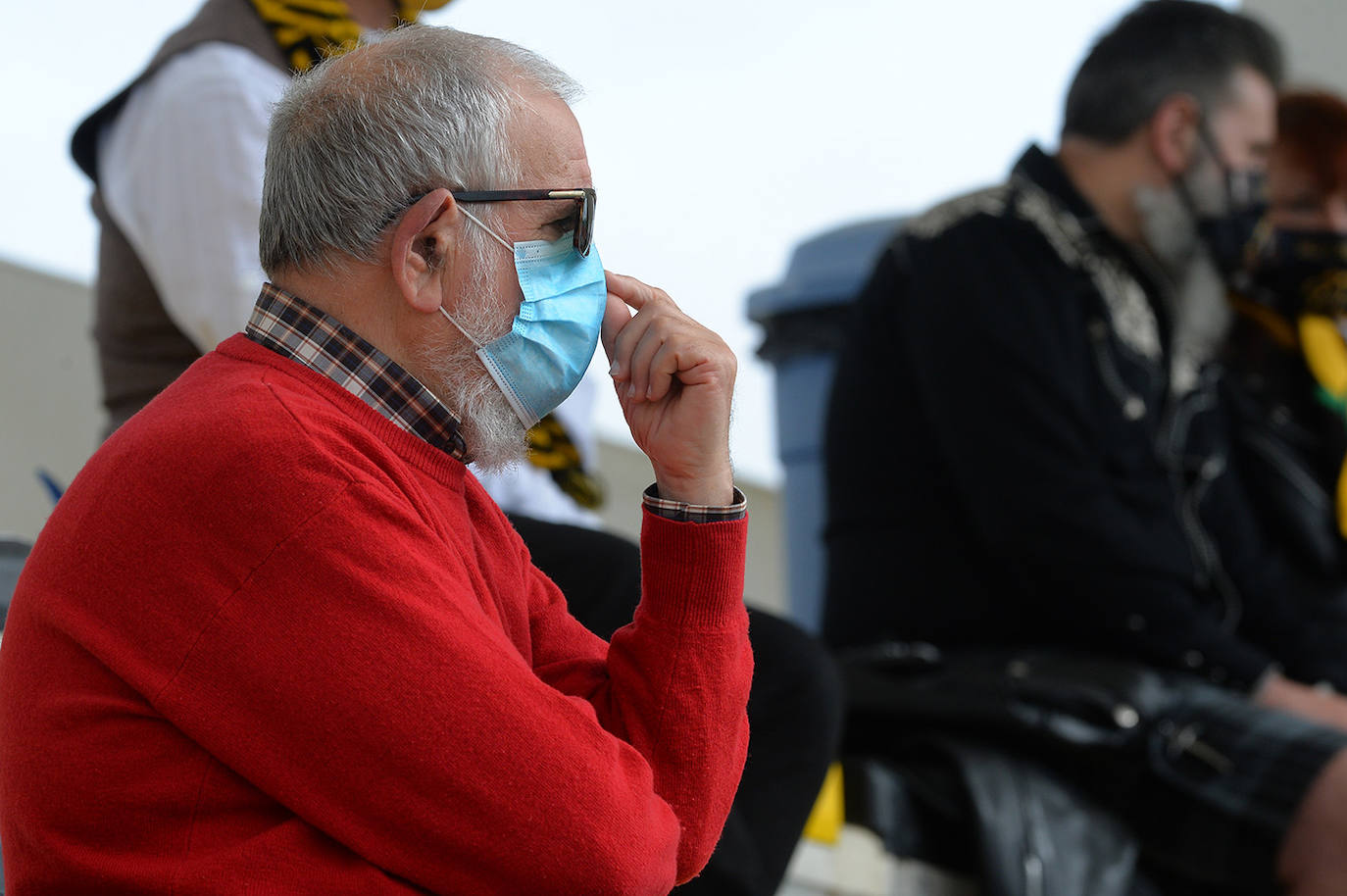 Fotos: El público disfruta animando al Aparejadores este domingo