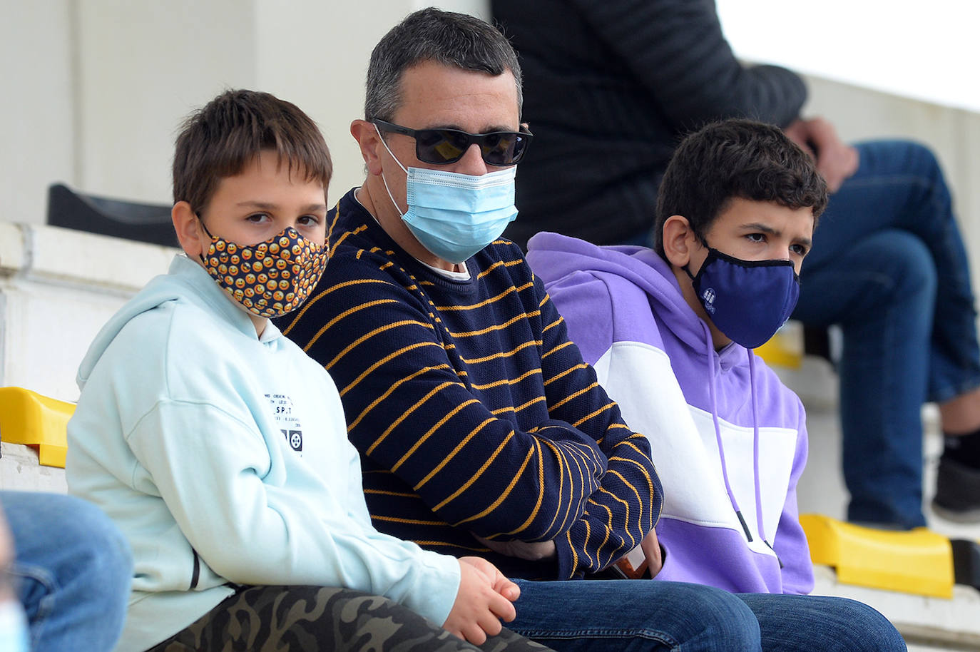 Fotos: El público disfruta animando al Aparejadores este domingo