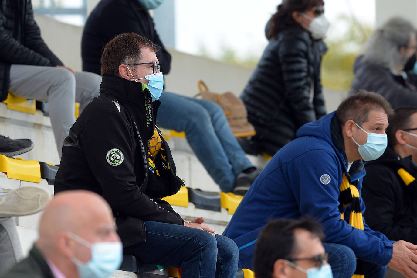 Fotos: El público disfruta animando al Aparejadores este domingo