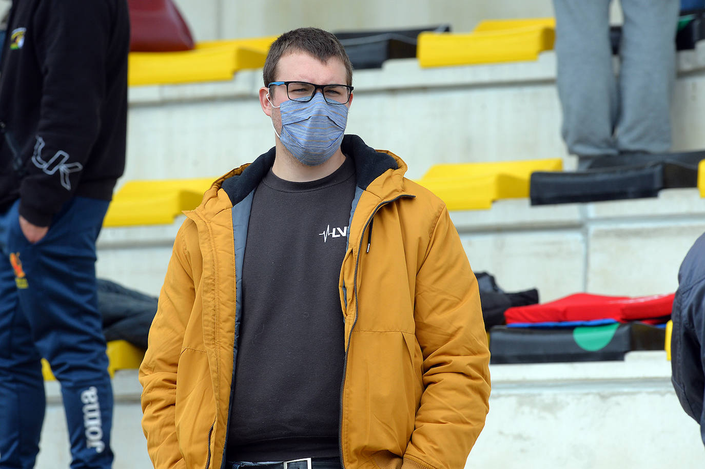 Fotos: El público disfruta animando al Aparejadores este domingo