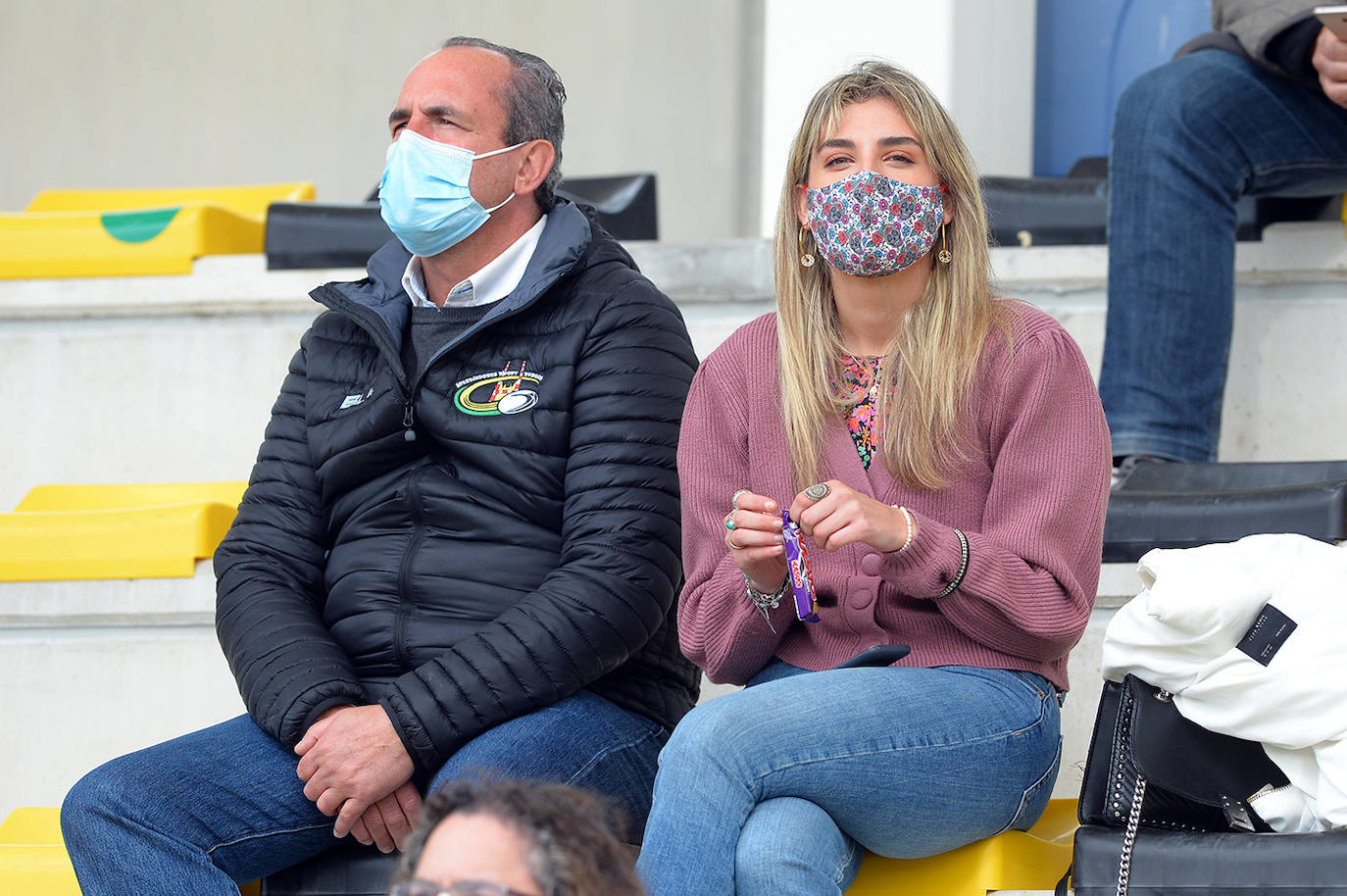 Fotos: El público disfruta animando al Aparejadores este domingo