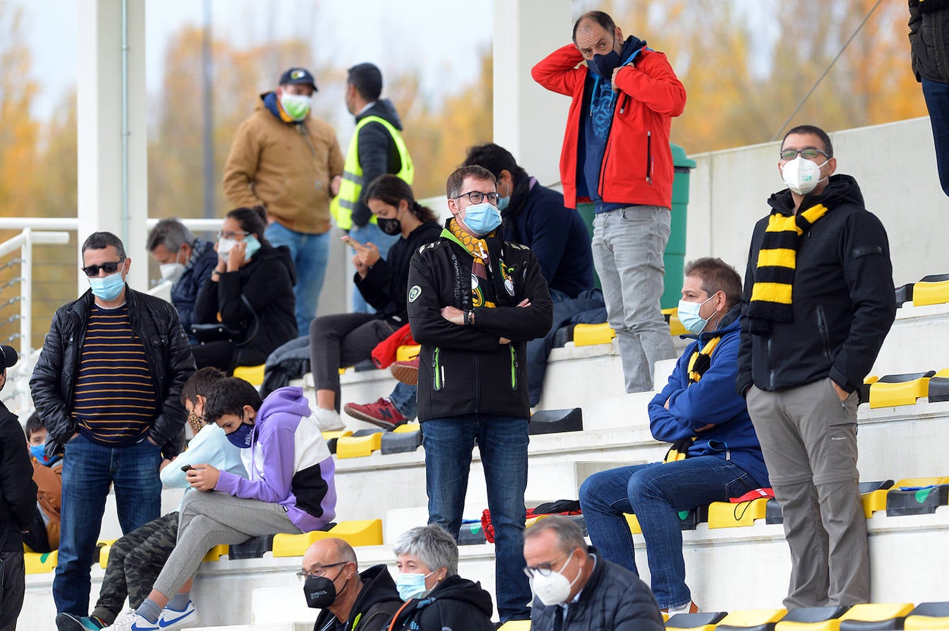Fotos: El público disfruta animando al Aparejadores este domingo