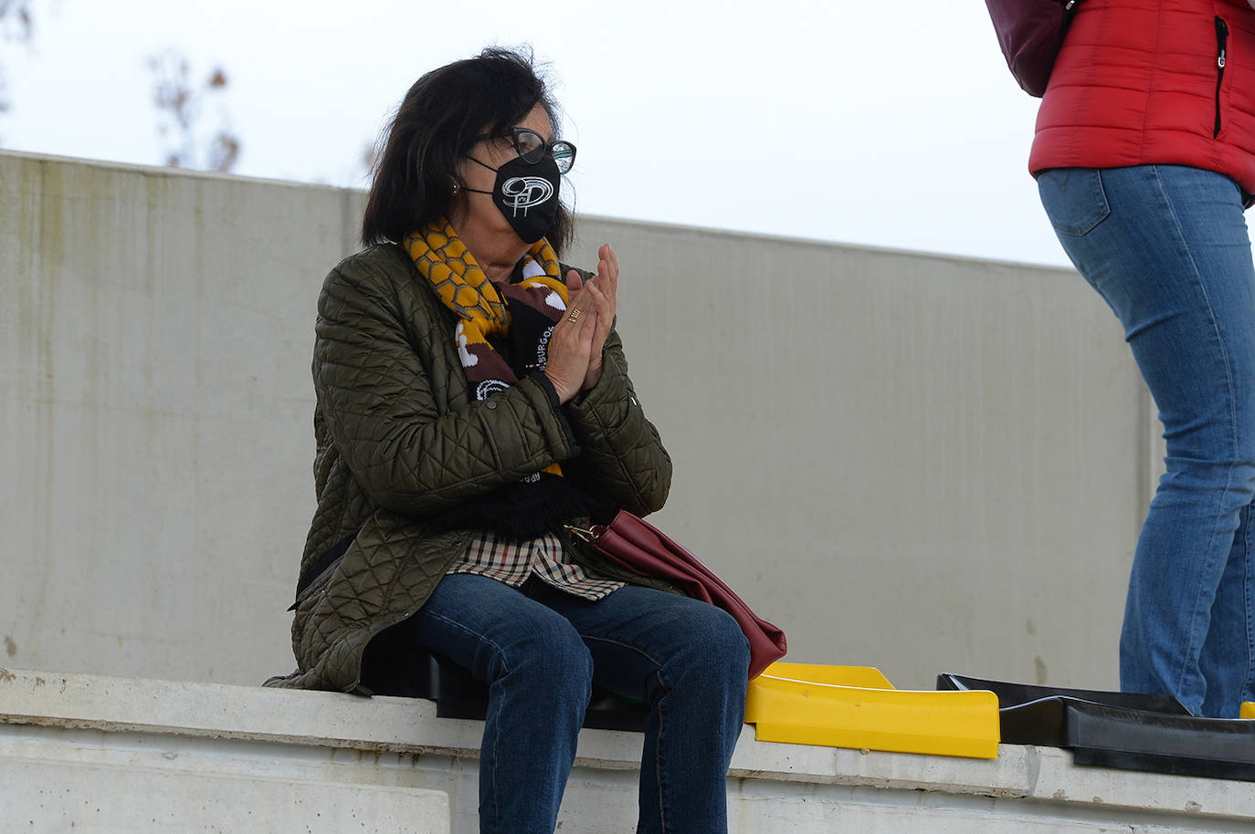 Fotos: El público disfruta animando al Aparejadores este domingo