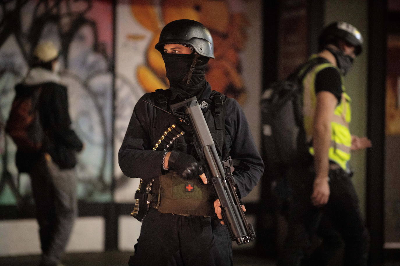 Un hombre fuertemente armado en las calles de Portland.