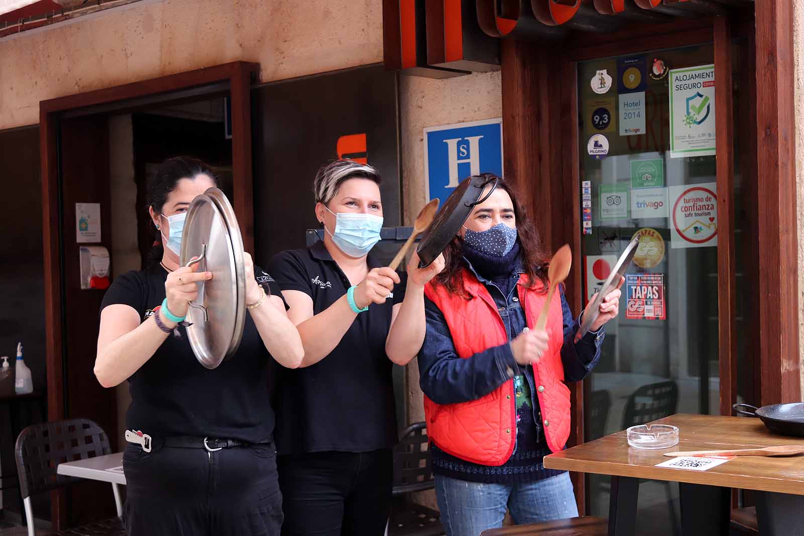 Fotos: La hostelería saca a la calle sus cacerolas para protestar por el cierre del sector