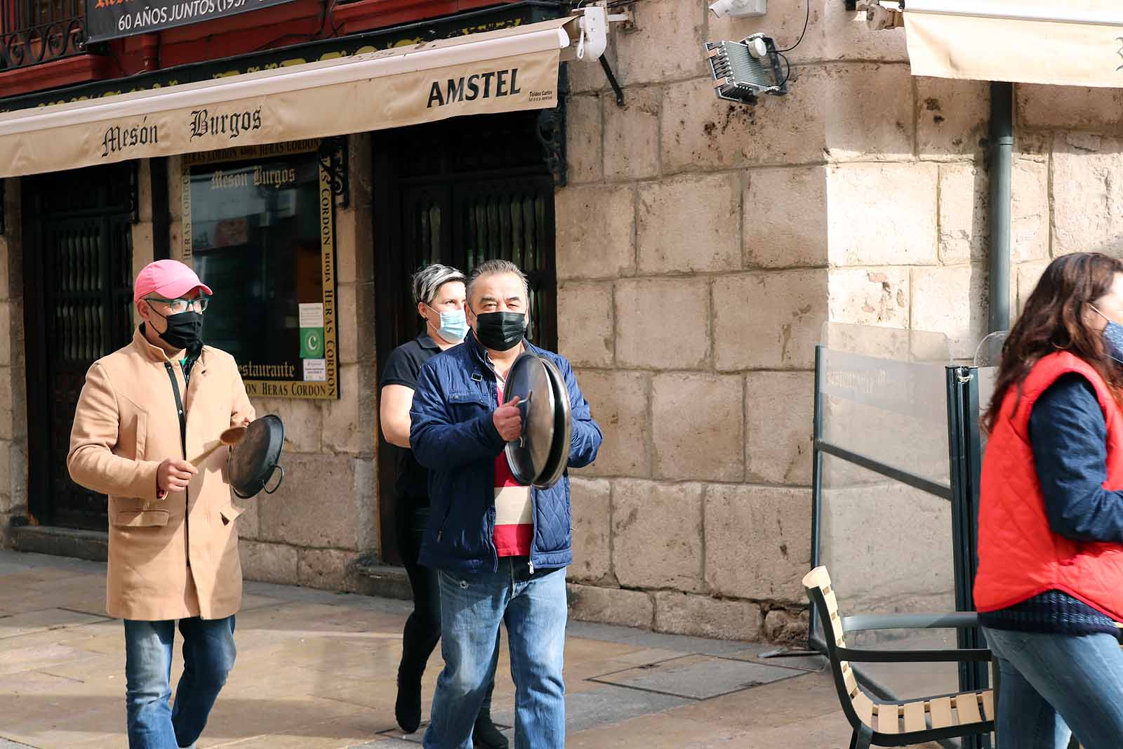 Fotos: La hostelería saca a la calle sus cacerolas para protestar por el cierre del sector