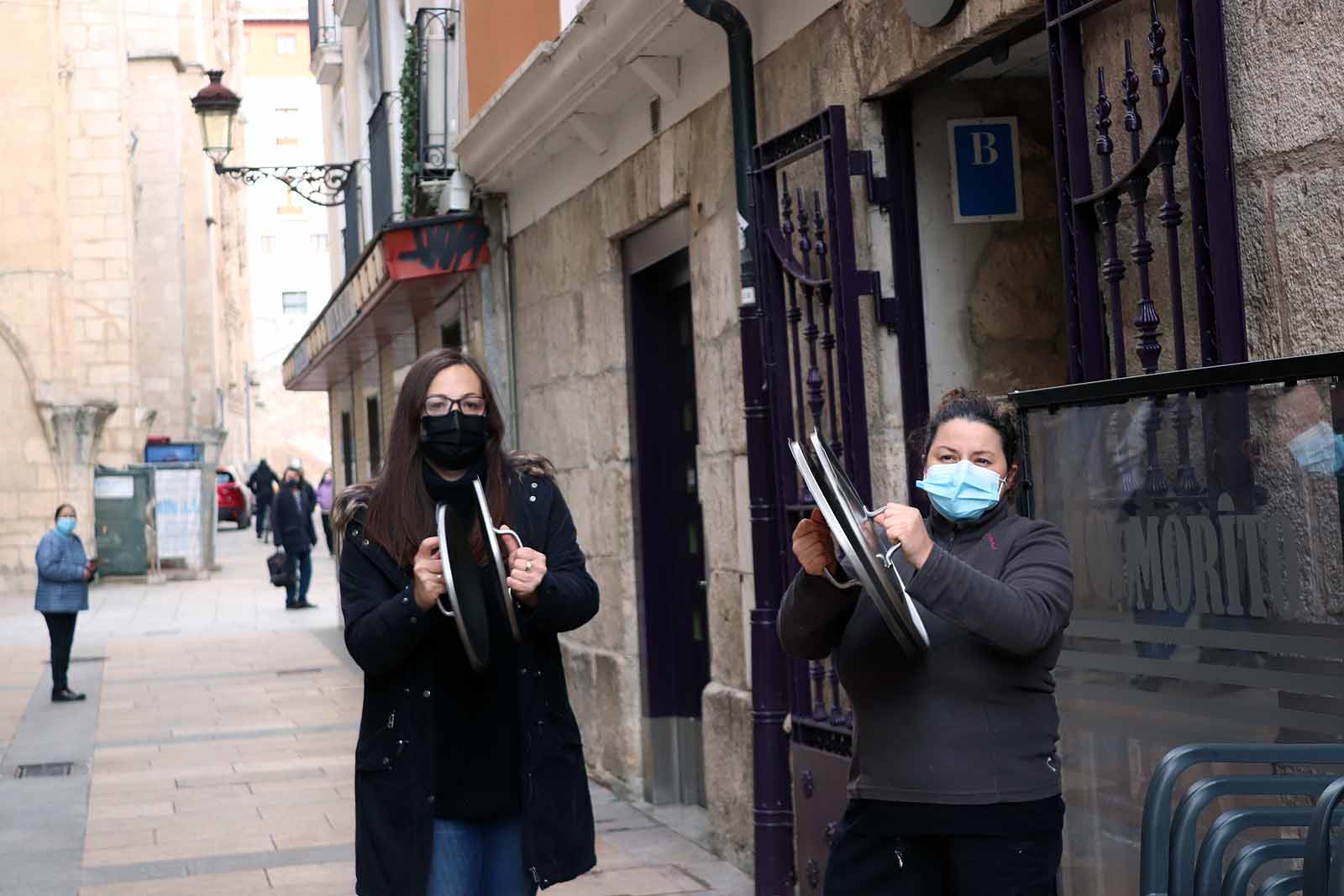 Fotos: La hostelería saca a la calle sus cacerolas para protestar por el cierre del sector