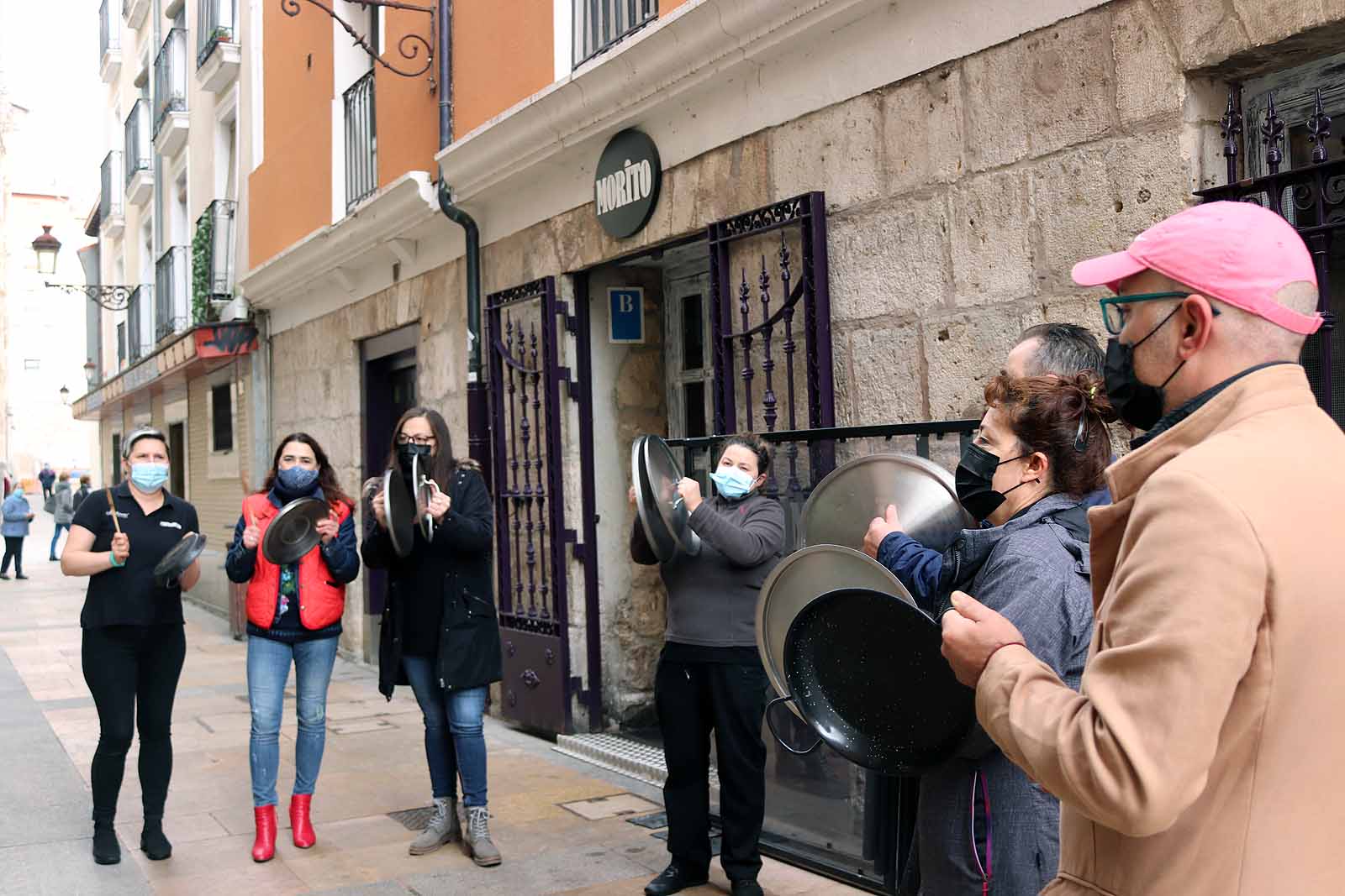 Fotos: La hostelería saca a la calle sus cacerolas para protestar por el cierre del sector