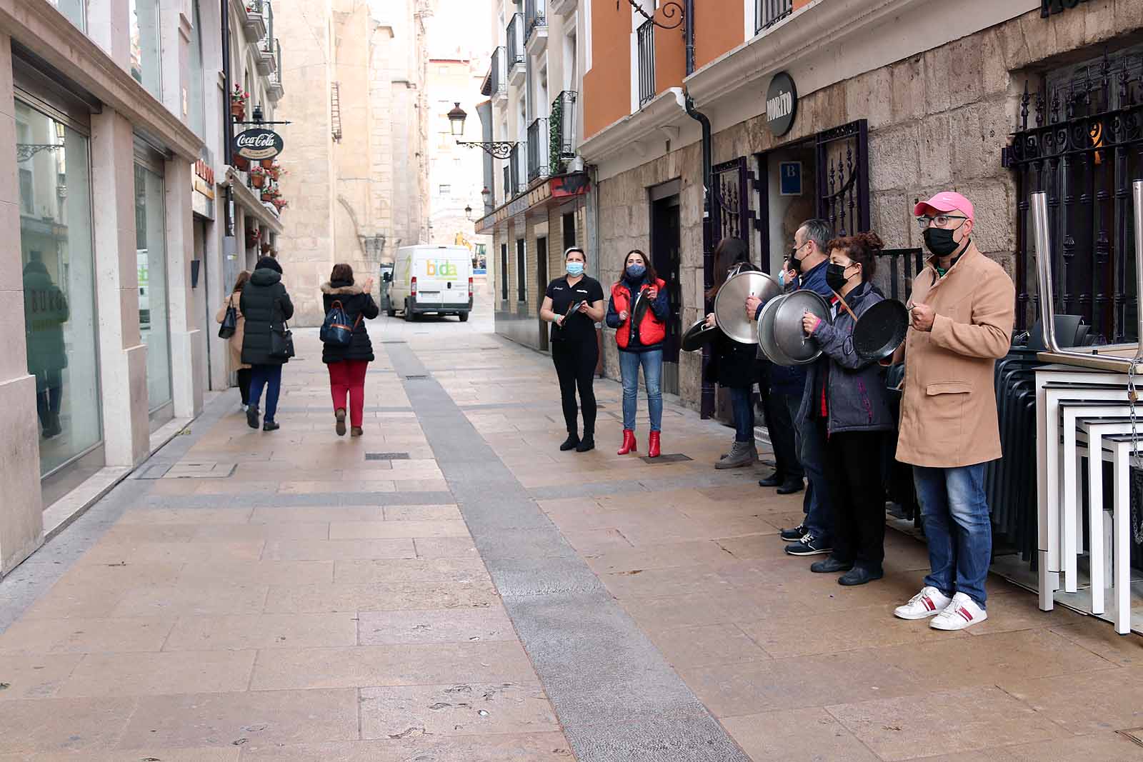 Fotos: La hostelería saca a la calle sus cacerolas para protestar por el cierre del sector