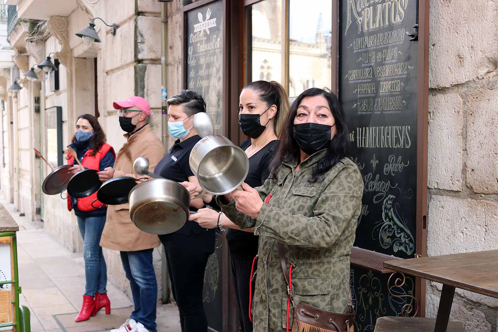 Fotos: La hostelería saca a la calle sus cacerolas para protestar por el cierre del sector