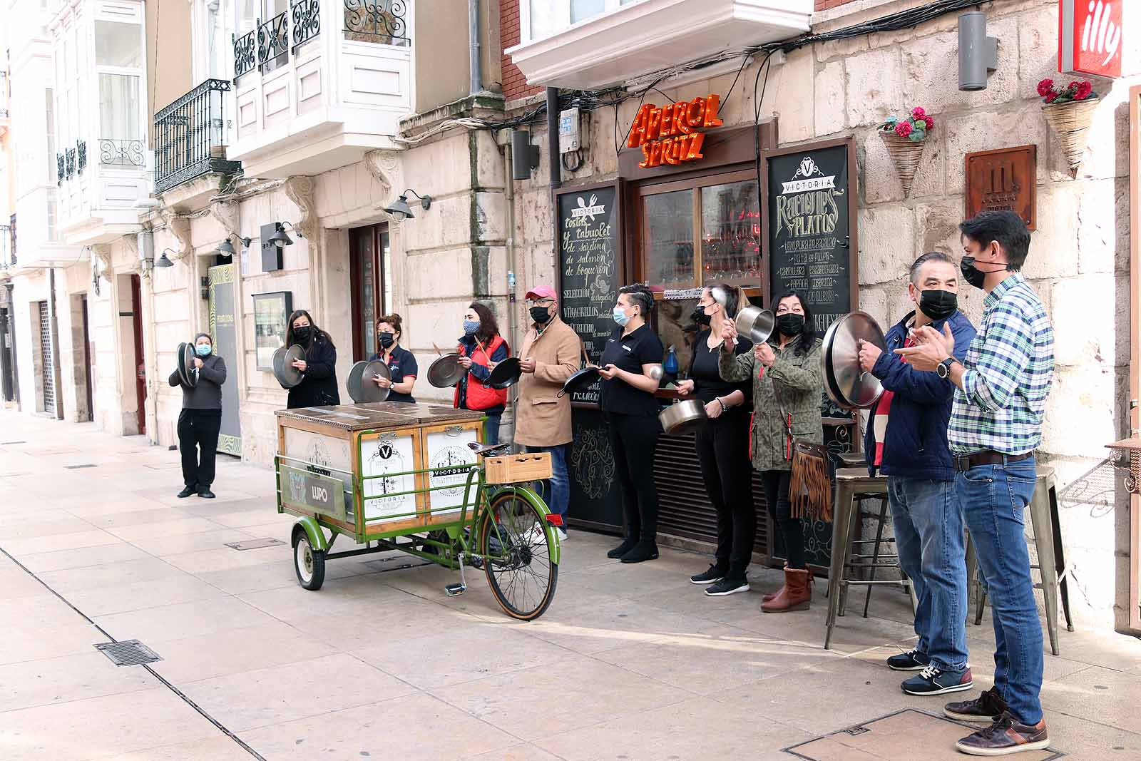 Fotos: La hostelería saca a la calle sus cacerolas para protestar por el cierre del sector