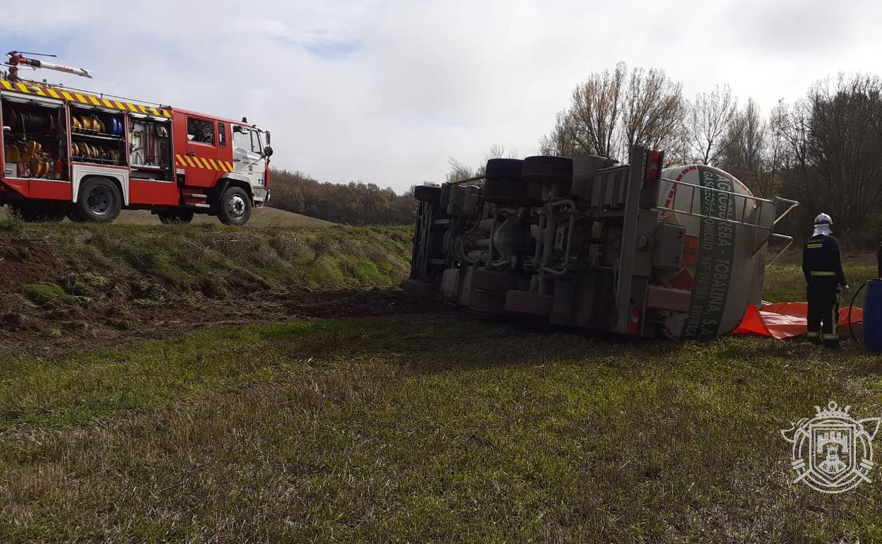 El vuelco del camión ha obligado a los Bomberos a acudir al lugar. 