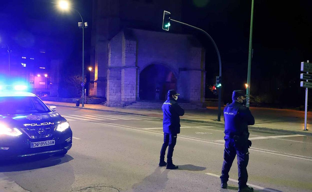 Dos agentes de la Policía Nacional, en el mismo punto donde sucedieron los altercador del 30 de octubre.