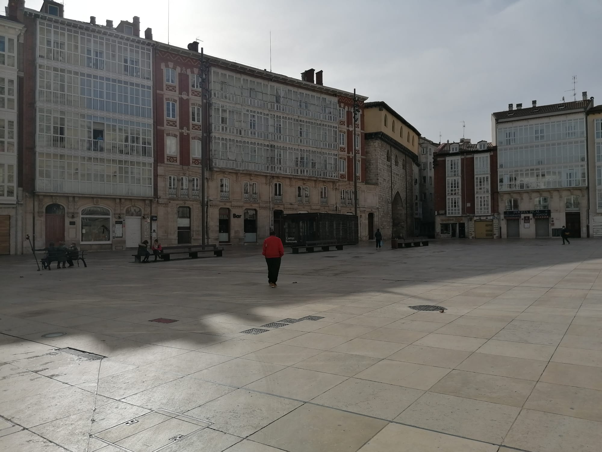 Fotos: El cierre de la hostelería deja vacíos en las calles y comandas para llevar